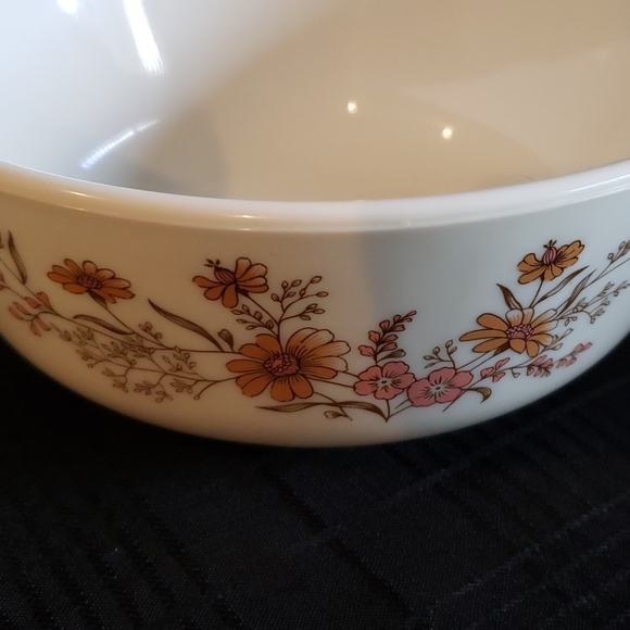 Pyrex Bowl with Cover. - Picture 2 of 8